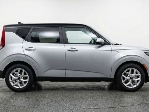 Used 2025 Kia Soul LX w/ LX Technology Package image 8