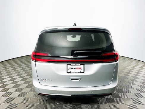 Certified 2024 Chrysler Pacifica Touring-L image 9