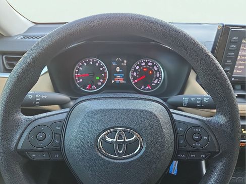 Used 2020 Toyota RAV4 LE FWD image 24