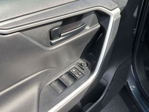 Used 2019 Toyota RAV4 LE image 14