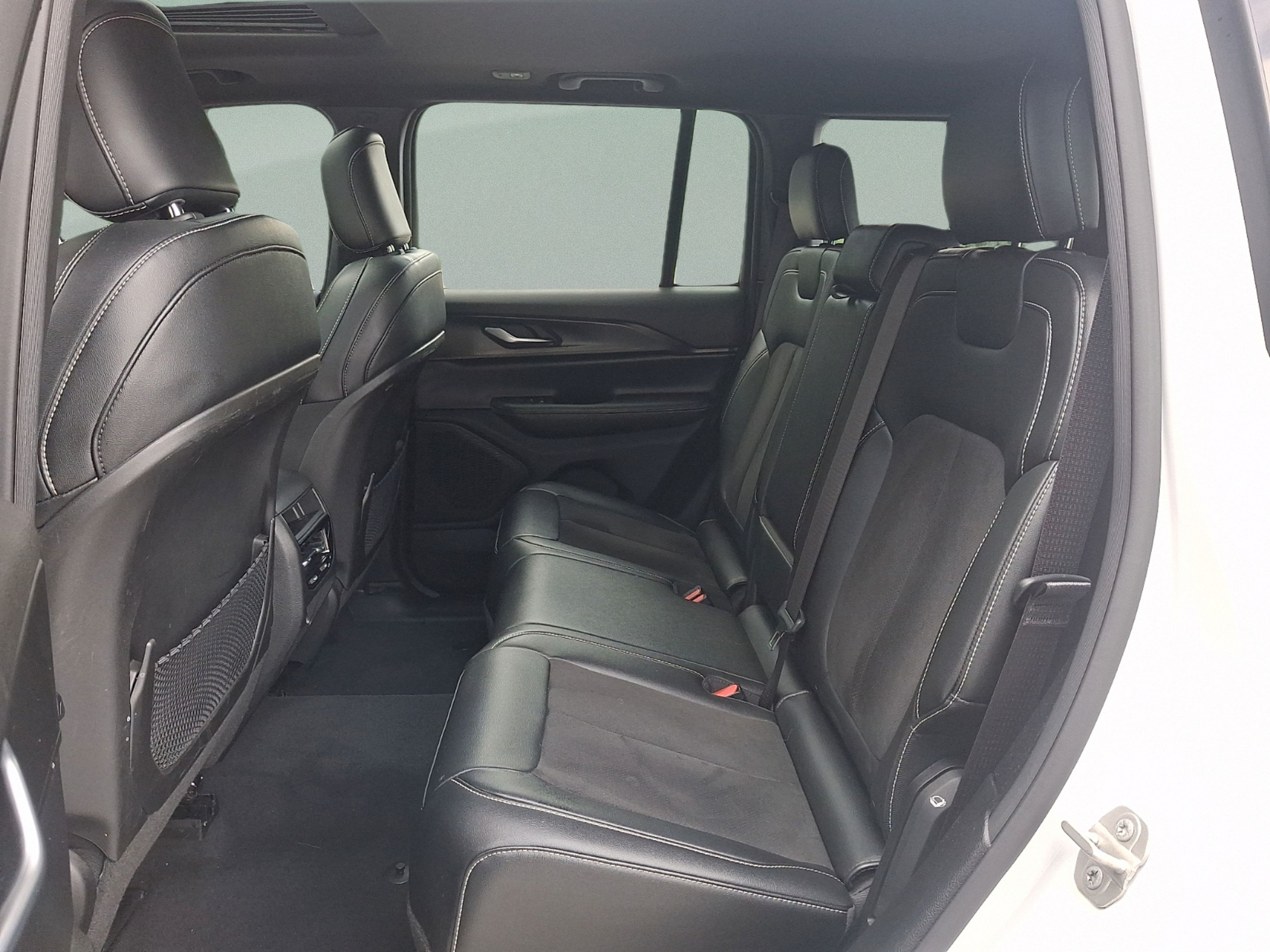 Used 2023 Jeep Grand Cherokee Altitude AWD/4WD image 10