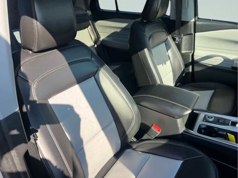 Used 2022 Ford Explorer XLT w/ Equipment Group 202A image 17