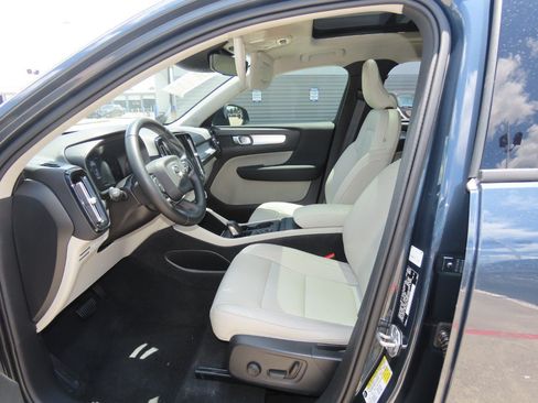 Used 2021 Volvo XC40 T4 Momentum FWD image 26