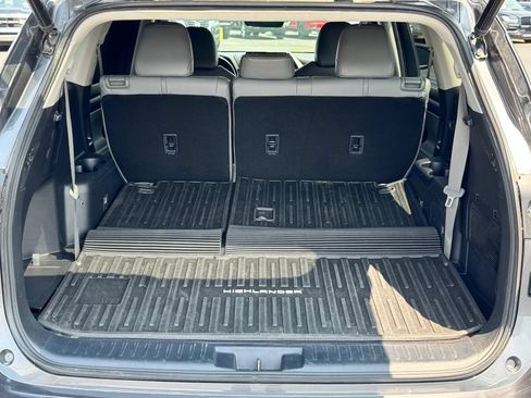 Used 2021 Toyota Highlander XLE AWD/4WD image 19