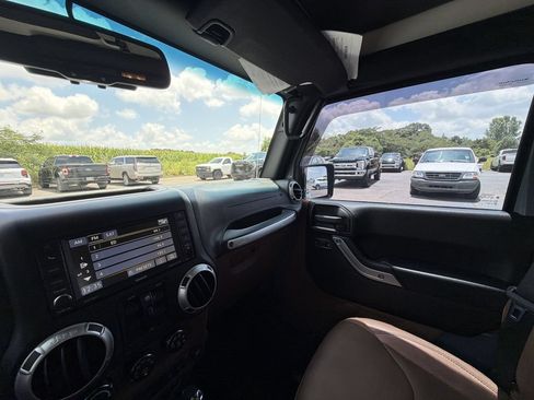 Used 2015 Jeep Wrangler Unlimited Sahara AWD/4WD image 12