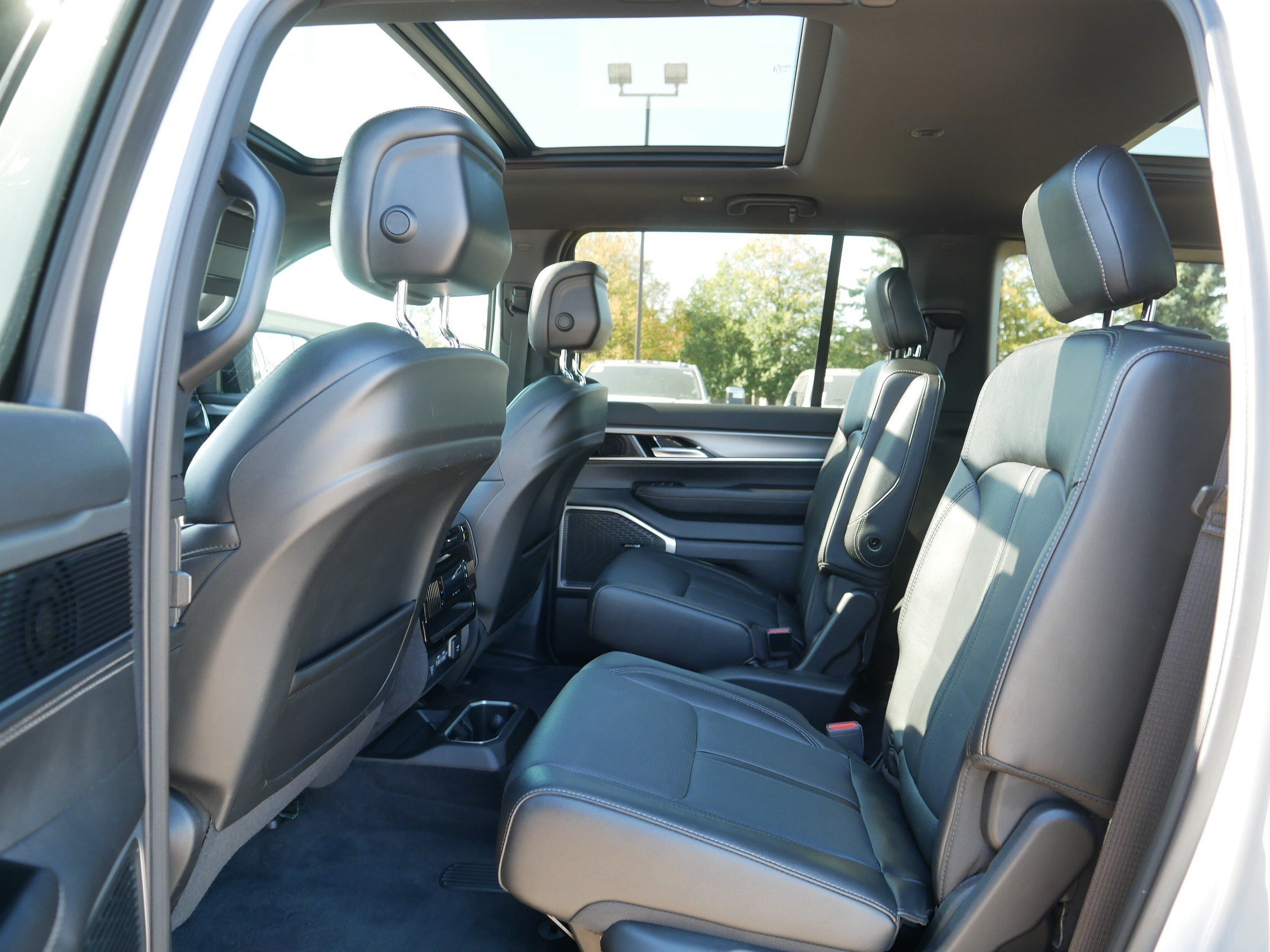 Used 2023 Jeep Wagoneer Series II AWD/4WD image 35