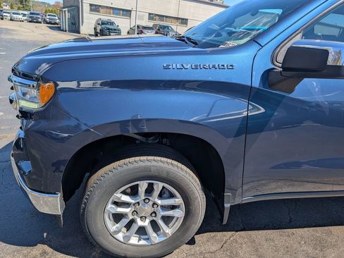 Used 2022 Chevrolet Silverado 1500 LT AWD/4WD image 2