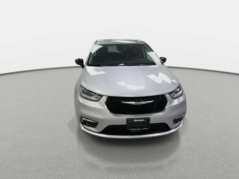 Used 2024 Chrysler Pacifica Touring-L image 3