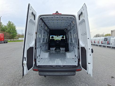 Used 2025 Mercedes-Benz Sprinter 3500 image 9