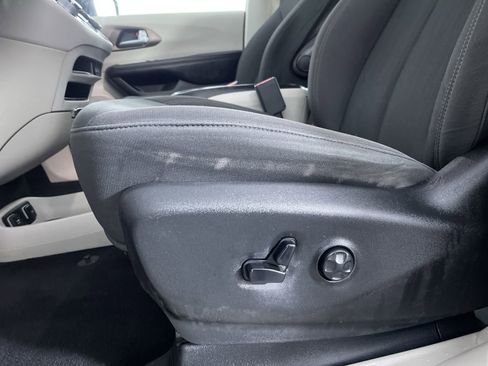 Used 2019 Chrysler Pacifica Touring Plus image 13
