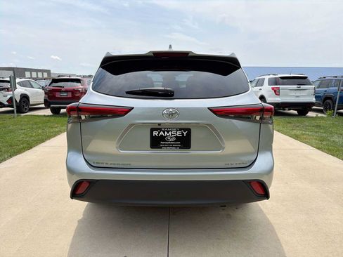 Used 2021 Toyota Highlander XLE AWD/4WD image 5