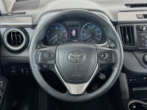 Used 2018 Toyota RAV4 LE FWD image 18