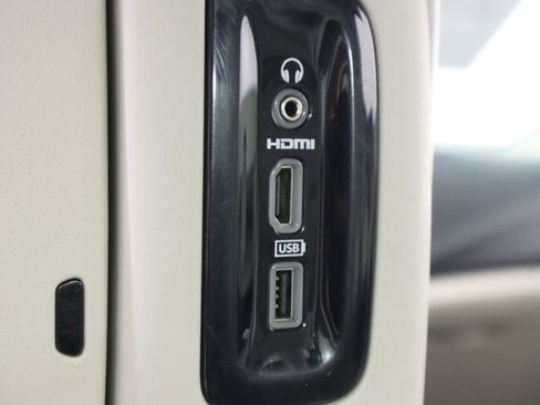 Used 2017 Chrysler Pacifica Platinum FWD image 36