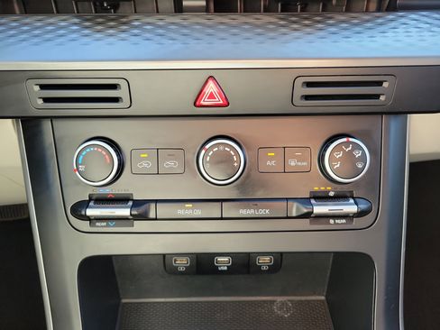 Used 2022 Kia Carnival LX image 34