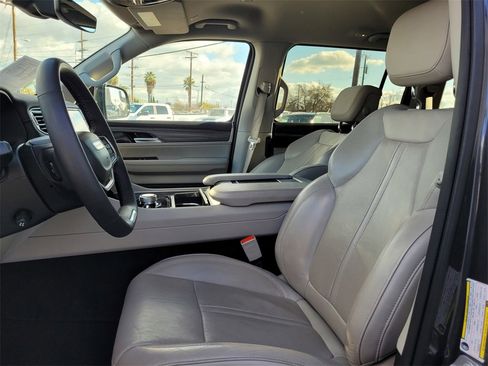 Used 2024 Jeep Wagoneer Series II image 11