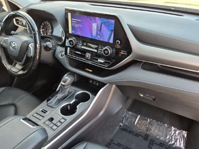 Used 2024 Toyota Highlander XLE AWD/4WD image 31