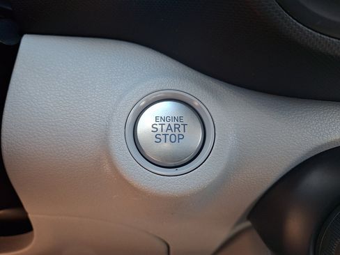 Used 2025 Hyundai Venue SEL FWD image 24