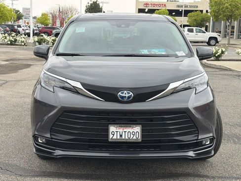 Used 2025 Toyota Sienna XLE image 2