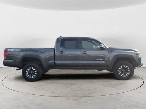 Used 2017 Toyota Tacoma TRD Off-Road AWD/4WD image 4