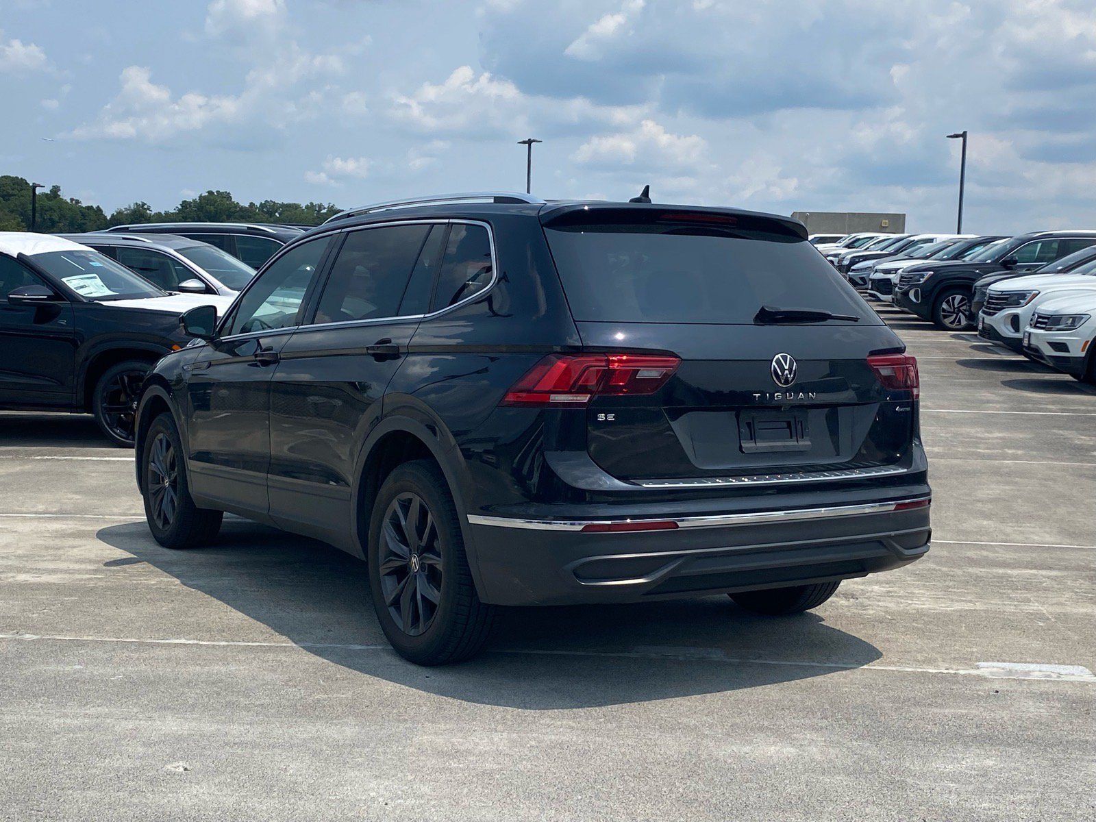 Certified 2023 Volkswagen Tiguan SE w/ Panoramic Sunroof Package AWD/4WD image 4