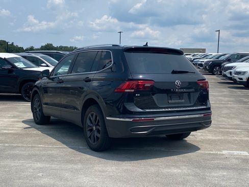 Certified 2023 Volkswagen Tiguan SE w/ Panoramic Sunroof Package AWD/4WD image 4