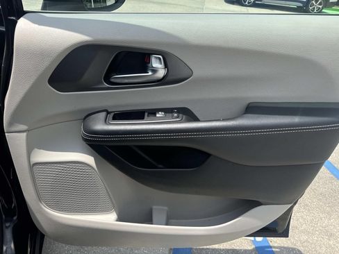Used 2023 Chrysler Pacifica Touring-L FWD image 14