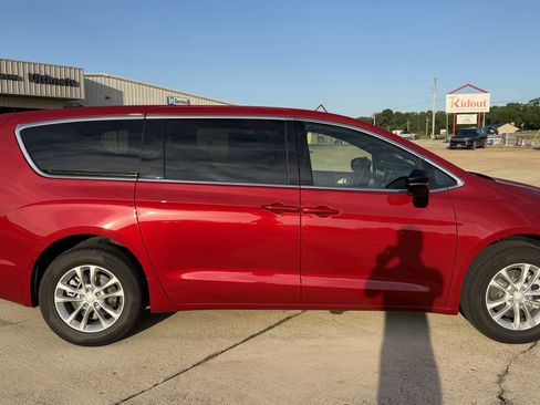 New 2027 Chrysler Pacifica Select AWD/4WD image 10