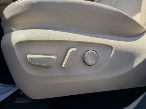 Used 2025 Toyota Highlander XLE FWD image 15
