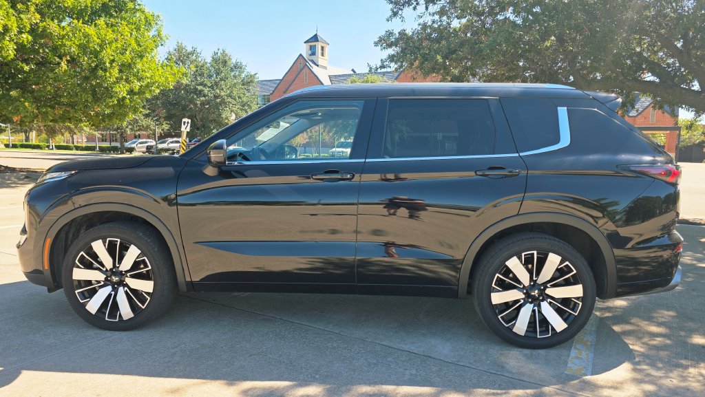 Used 2025 Mitsubishi Outlander AWD image 25