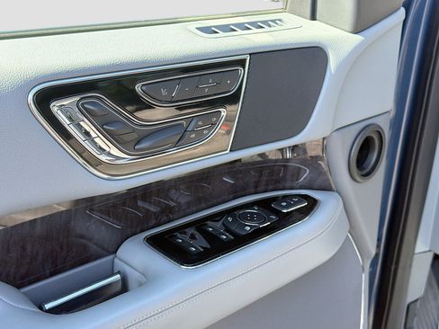 Certified 2019 Lincoln Navigator L Reserve image 18