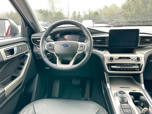 Used 2023 Ford Explorer XLT w/ Equipment Group 202A AWD/4WD image 29