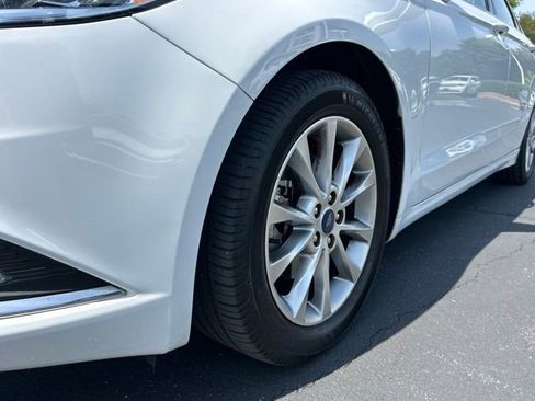 Used 2017 Ford Fusion SE w/ Fusion SE Technology Package FWD image 10