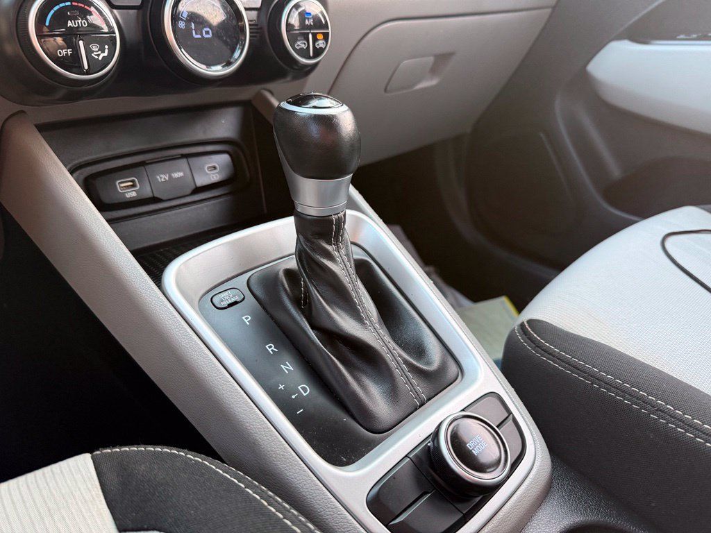 Certified 2024 Hyundai Venue SEL FWD image 20