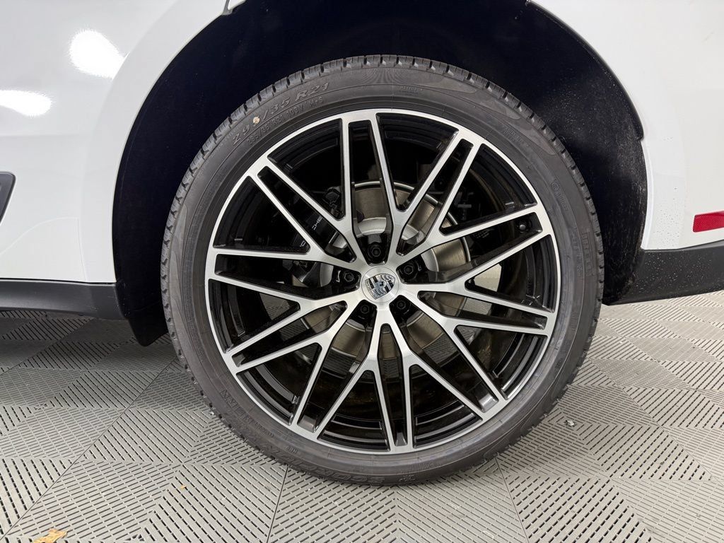 Certified 2026 Porsche Macan AWD/4WD image 12