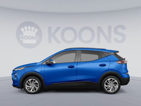 Used 2022 Chevrolet Bolt EUV LT w/ Comfort Package FWD image 2