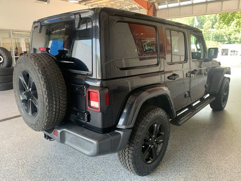 Used 2023 Jeep Wrangler Unlimited Sahara AWD/4WD image 10