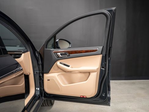 Certified 2025 Porsche Macan AWD/4WD image 34