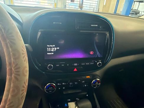 Used 2024 Kia Soul S FWD image 3