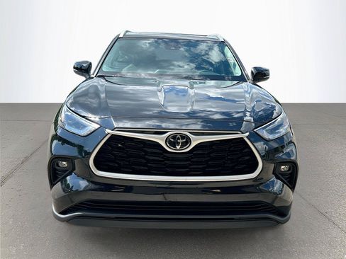 Used 2024 Toyota Highlander XLE FWD image 9