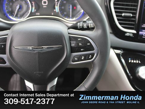 Used 2023 Chrysler Pacifica Touring-L FWD image 15