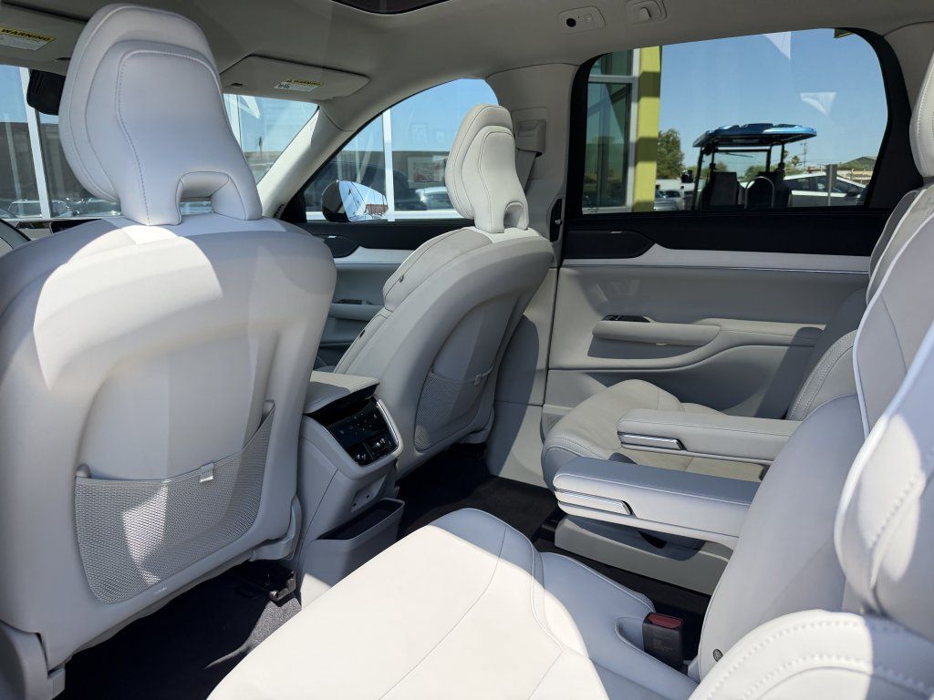 Used 2025 Volvo EX90 Plus AWD/4WD image 31