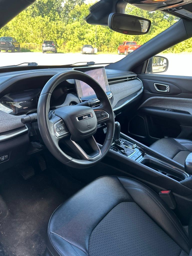 Used 2024 Jeep Compass Latitude AWD/4WD image 3