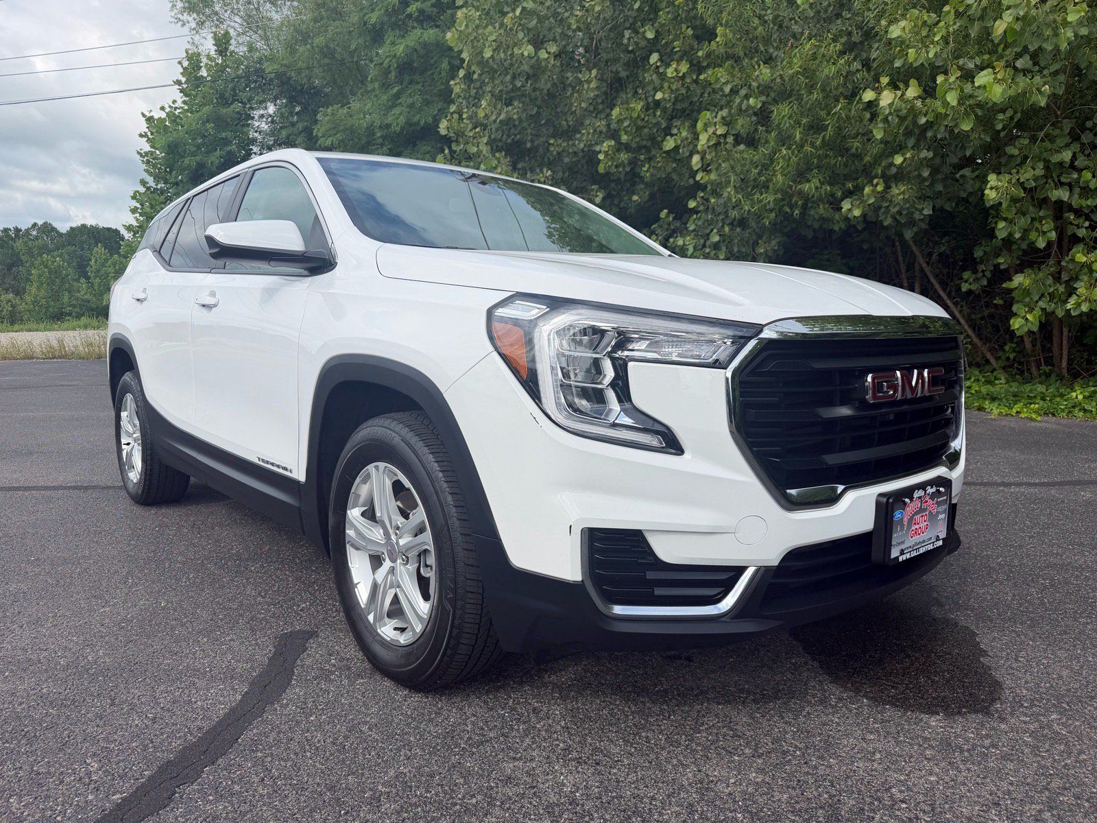 Used 2024 GMC Terrain SLE AWD/4WD image 2