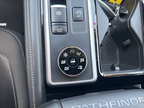 Used 2025 Nissan Pathfinder SL AWD/4WD image 23
