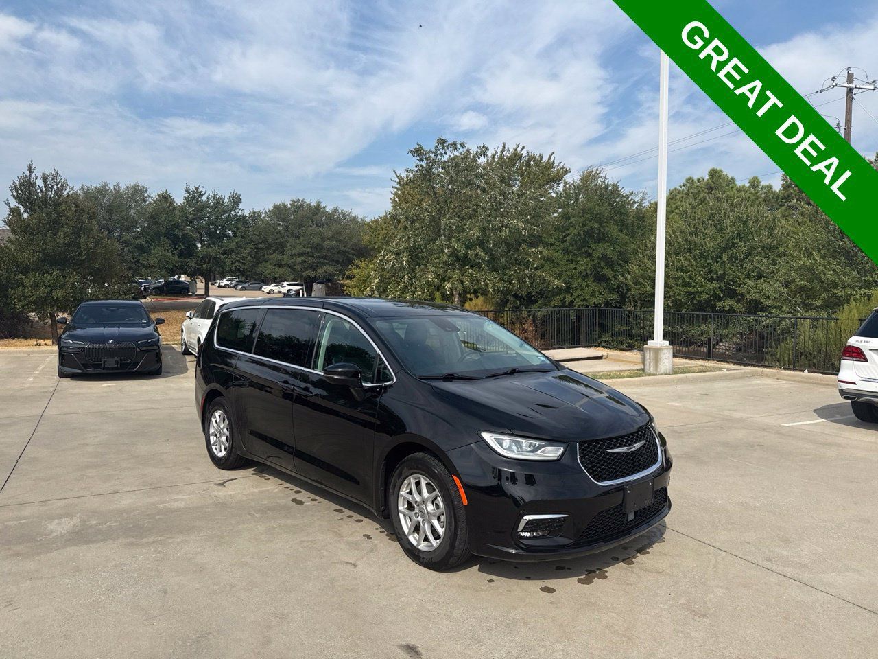 Used 2024 Chrysler Pacifica Touring-L FWD image 3