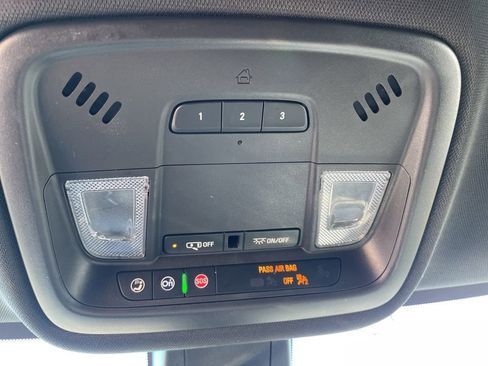 Used 2023 Chevrolet Traverse LT image 23