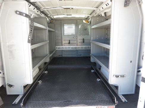 Used 2015 Chevrolet Express 2500 RWD image 30