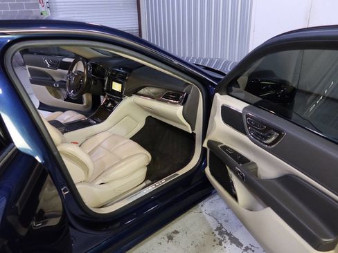 Used 2017 Lincoln Continental Select image 12