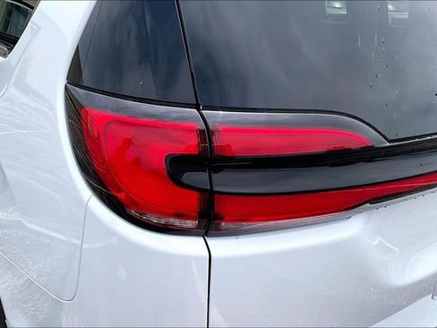Used 2026 Chrysler Pacifica Limited FWD image 23