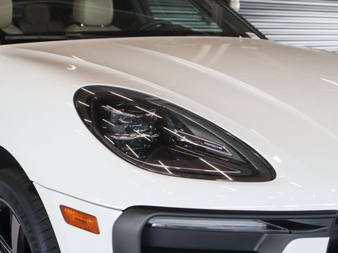 Used 2024 Porsche Macan AWD/4WD image 24